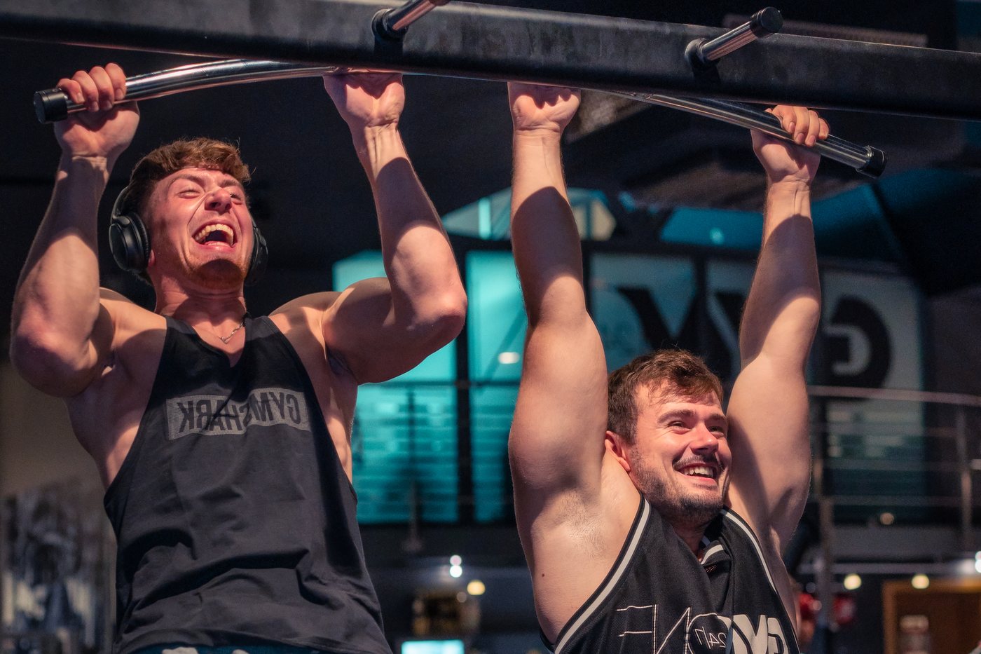 Zwei Trainingspartner machen gemeinsam Klimmzüge beim Buddy Friday im GymOne 24/7 Bitburg