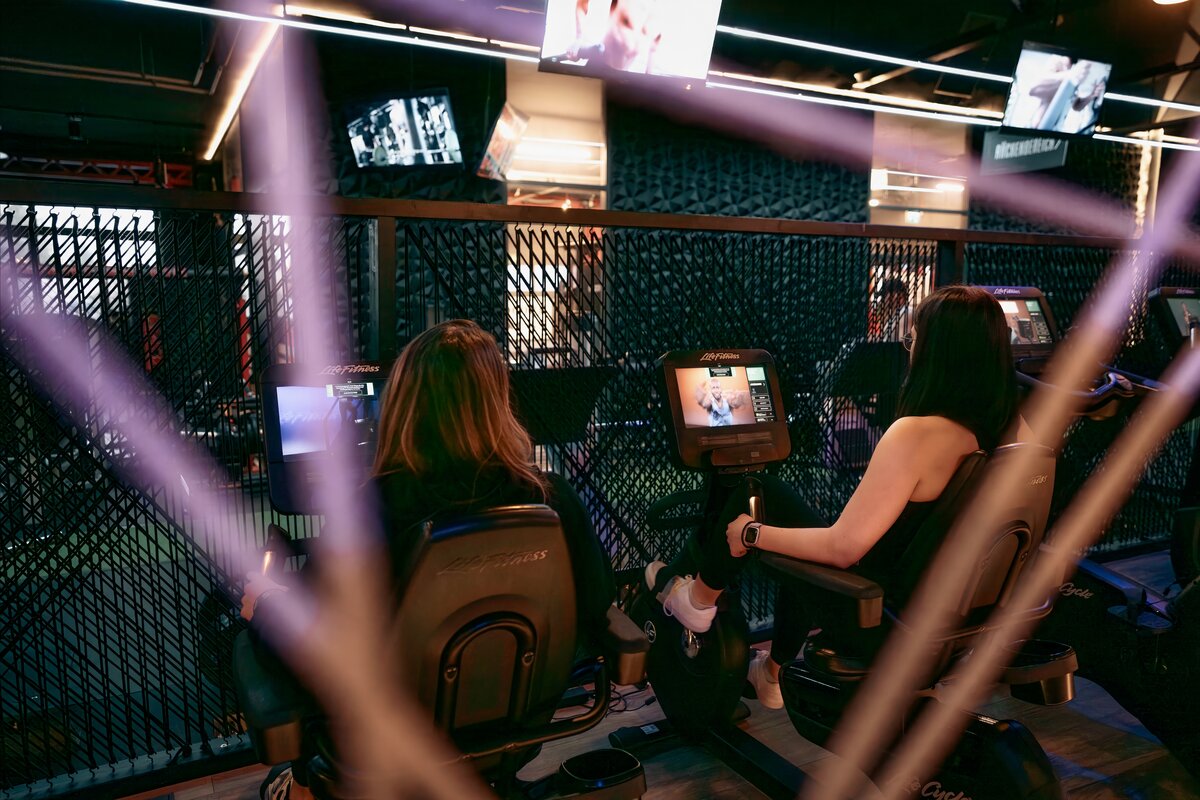 Zwei Mitglieder trainieren auf Life Fitness Ergometern im Fitnessstudio Bitburg GymOne 24/7