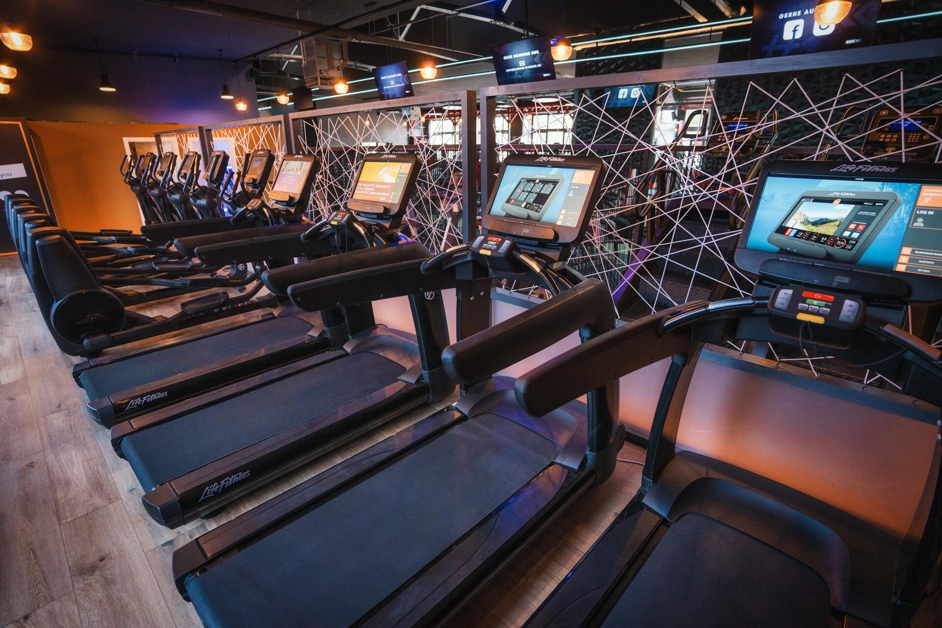 Moderne Life Fitness Laufbänder mit Touchscreens im Cardiobereich des Fitnessstudio Bitburg GymOne 24/7
