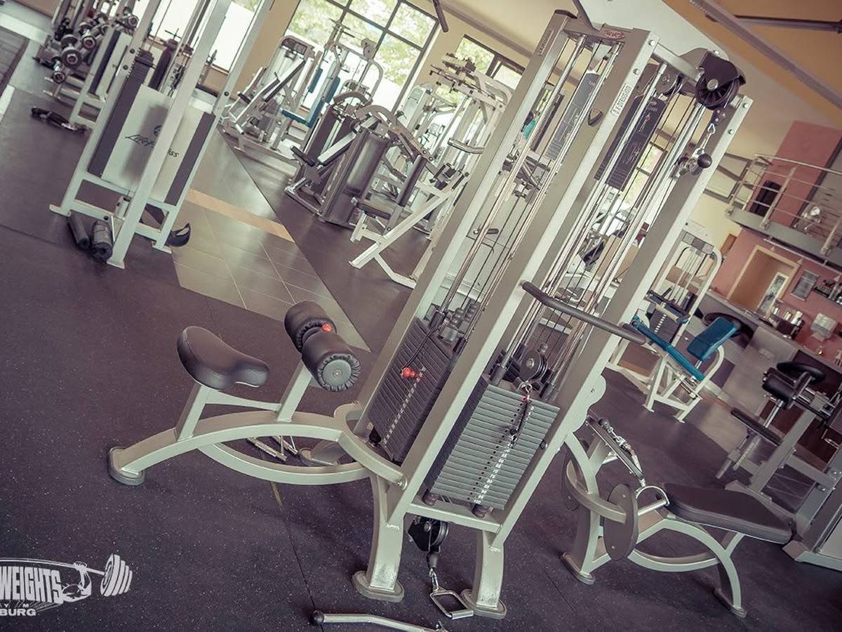 Trainingsfläche des Fitnessstudios in Bitburg mit klassischen Kraftgeräten kurz nach der Eröffnung 2013