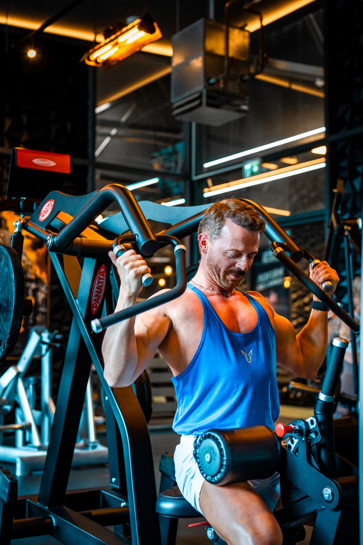 Brustpresse Training an Panatta-Geräten im GymOne 24/7 Bitburg