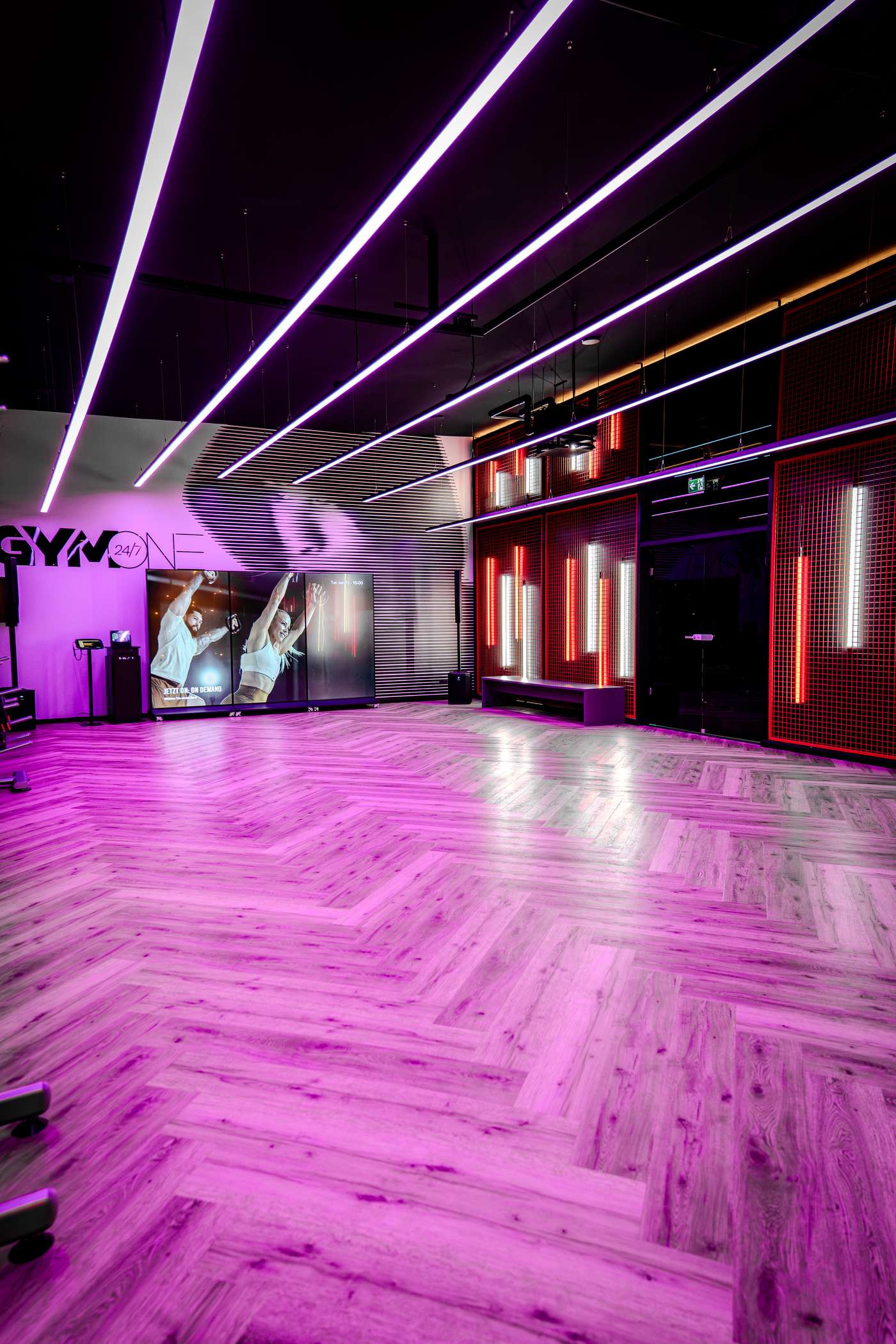 Panoramablick in den Les Mills Kursraum des GymOne 24/7 Bitburg