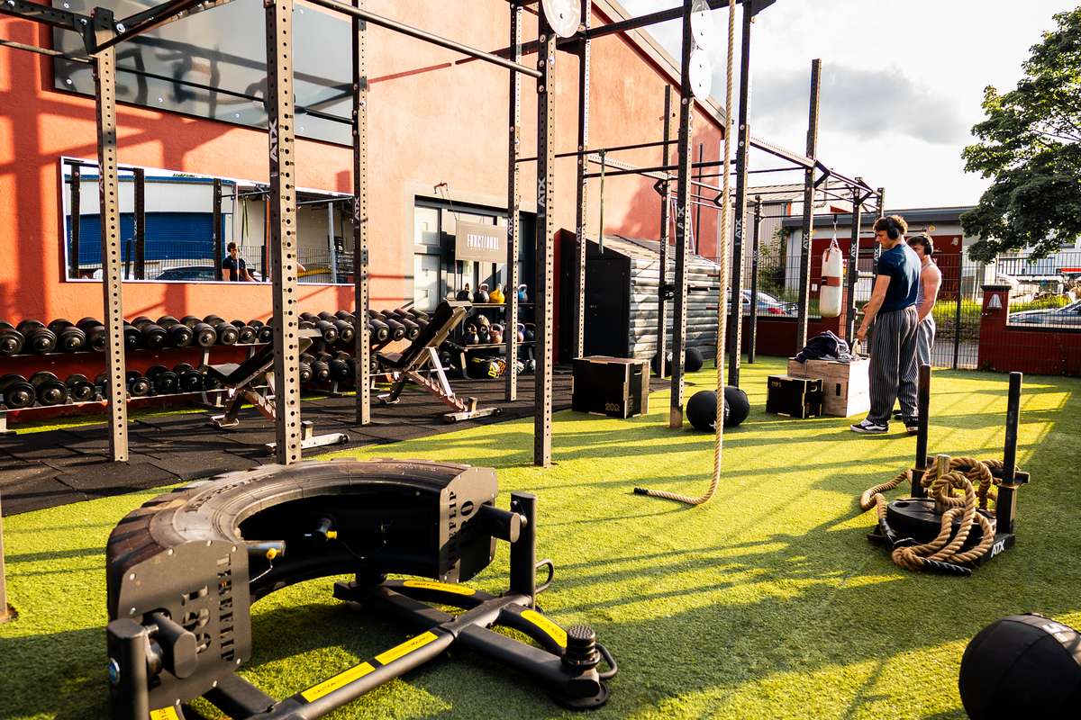 Outdoor Functional Training Bereich mit ATX Rig und Kunstrasen bei GymOne 24/7 Bitburg