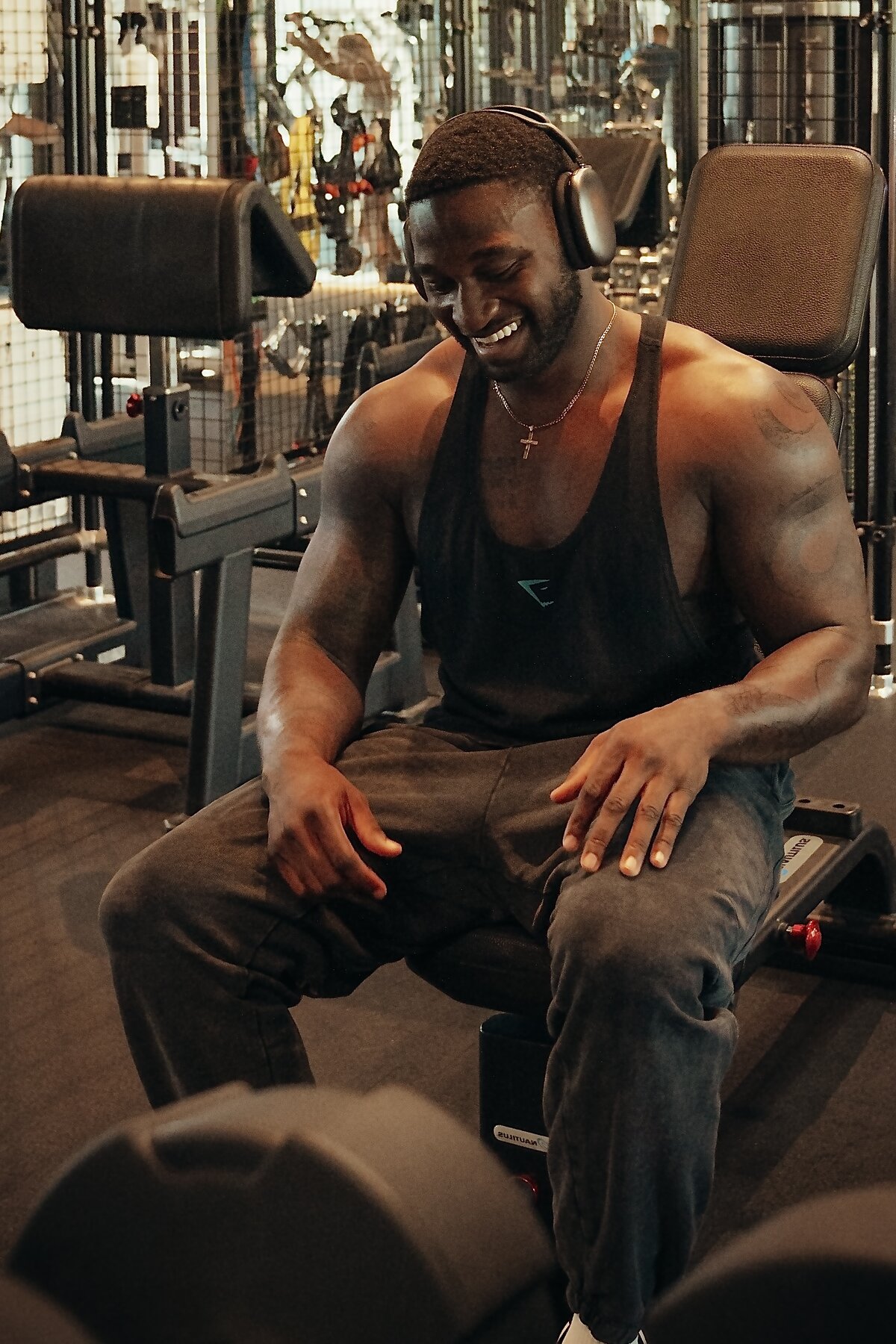 Mitglied trainiert lächelnd im Kraftbereich des Fitnessstudio Bitburg GymOne 24/7