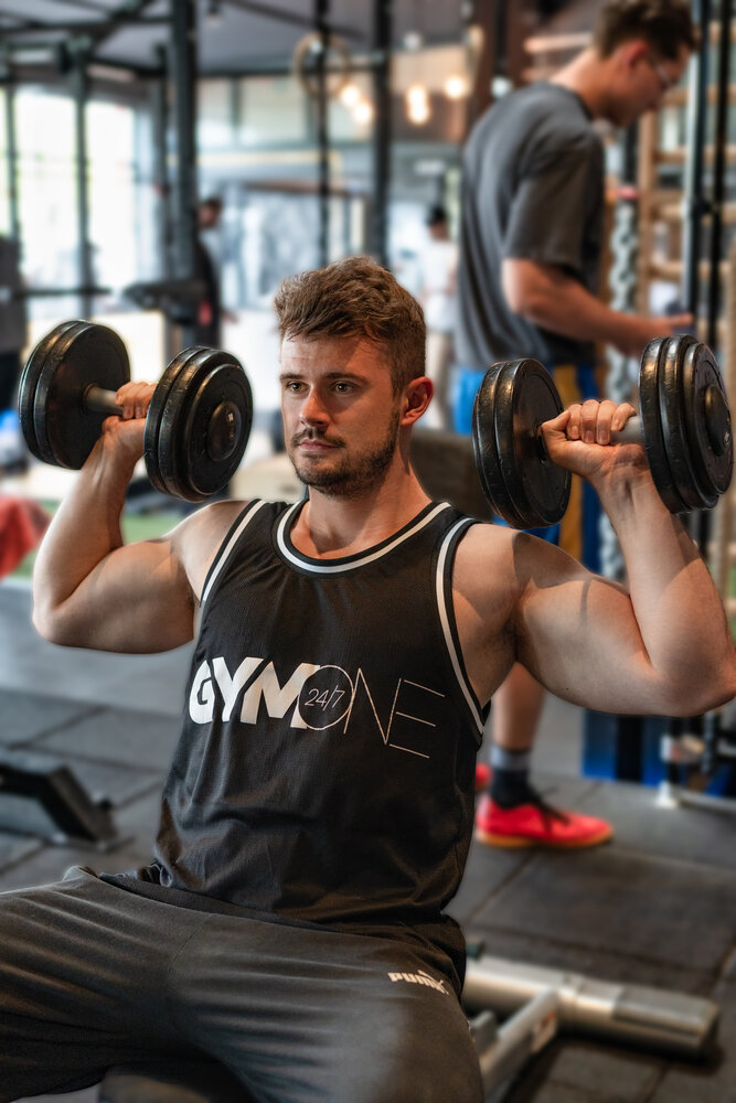 Personal Training im GymOne 24/7 Bitburg – Trainer unterstützt beim Training