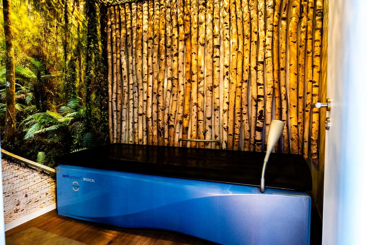 Wellsystem Wassermassage-Liege im Entspannungsraum des GymOne 24/7 Bitburg